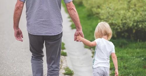 Opa holt seine Enkelin aus dem Kindergarten ab, nimmt aber die ‚falsche‘ mit.