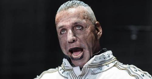 Rammstein Sänger Till Lindemann stürzt bei Konzert von der Bühne