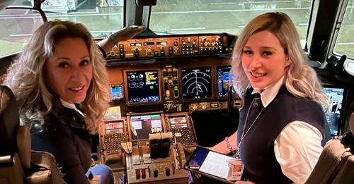 Dieses Foto von Mutter und Tochter im Cockpit eines Flugzeugs bezeugt einen historischen Moment