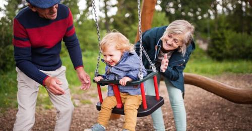 Enthüllt: In der Nähe von Opa & Oma zu sein, fördert das Wohlbefinden der Kinder – Das ist der Grund!