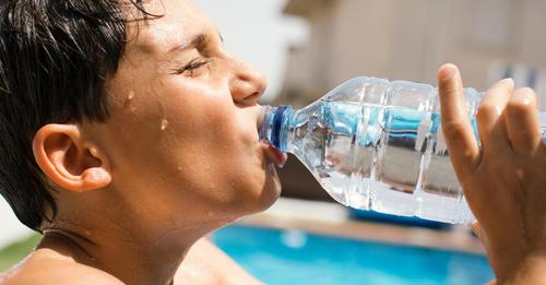 Wegen heißem Wetter: Junge trinkt zu viel Wasser und landet mit Hirnschwellung im Krankenhaus