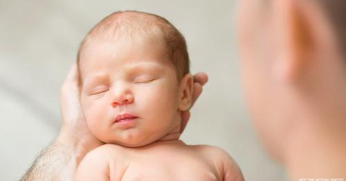 Er ist mit den Namen, die seine Frau seiner Tochter geben will, nicht einverstanden: Er meldet sie heimlich beim Standesamt an