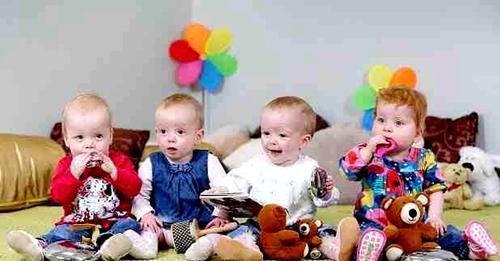 Vier kleine Zwillinge machen die Eltern bei ihrer spektakulären Geburt sprachlos