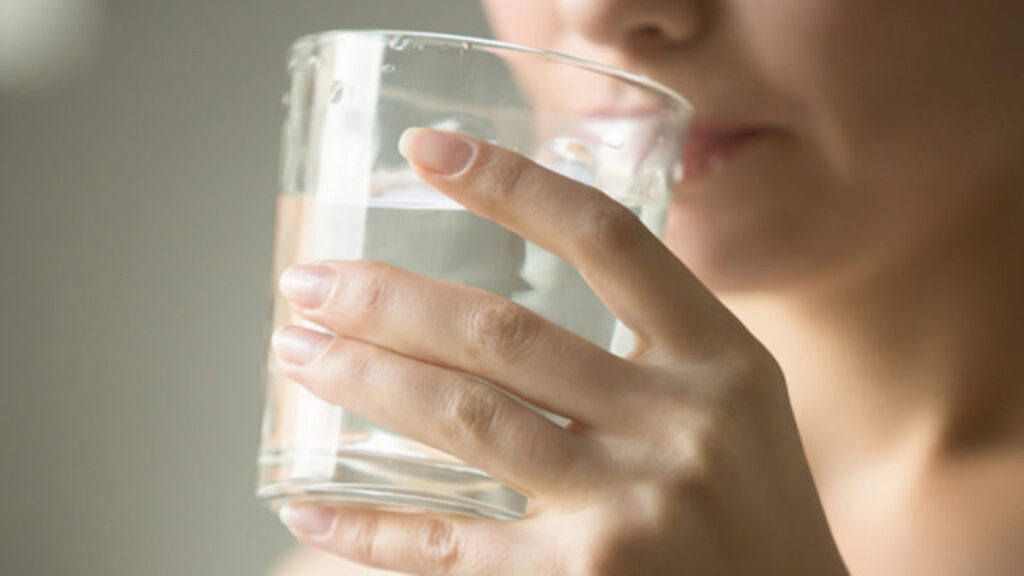 Warum Sie jeden Morgen warmes Wasser trinken sollten: Sie werden die Vorteile nicht glauben!