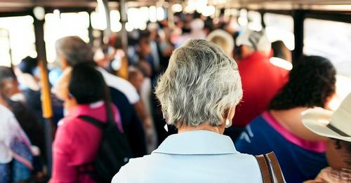 Kein junger Mann überlässt seinen Sitzplatz im Bus einer älteren Dame: Ihr Freund wird wütend