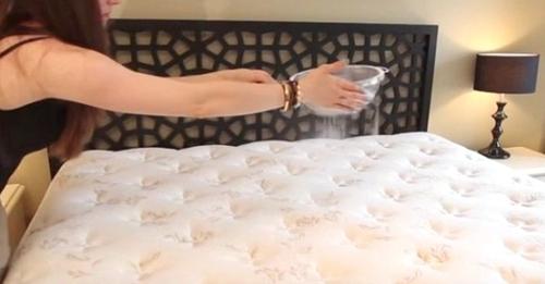Es gibt eine kostengünstige Methode, um Ihre Matratze gründlich zu reinigen: Wir zeigen Ihnen, wie das geht