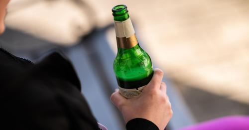 Mehrheit der Deutschen sieht in Alkoholwerbung eine Gefahr für Jugendliche