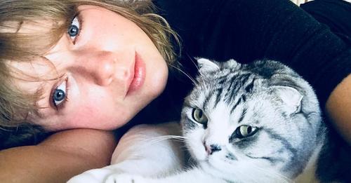 Katzen Lady: Taylor Swift posiert mit ihrem Kater auf Cover