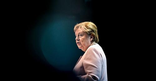 Wird Angela Merkel aus der CDU austreten?