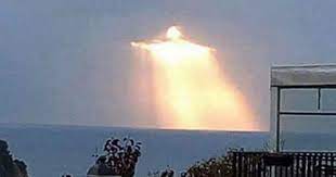 Mann fängt leuchtende Gestalt ein, die durch Wolken scheint: Viele sagen, es sieht aus wie Christus der Erlöser