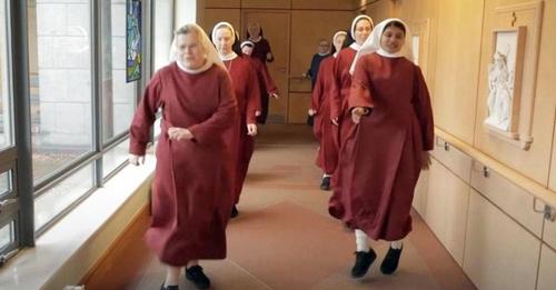 Flinke Nonnen in geschlossenem Kloster führen einen beliebten Tanz auf, 'um die Leute aufzuheitern'